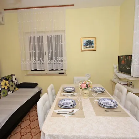 2 Bedrooms Margarita 4+2 Apartment Supetar