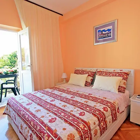 2 Bedrooms Margarita 4+2 Apartment Supetar